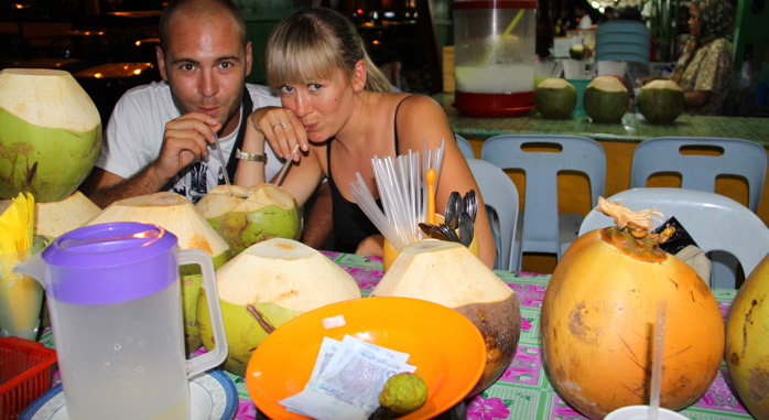 molaviajar comiendo un coco en malasia