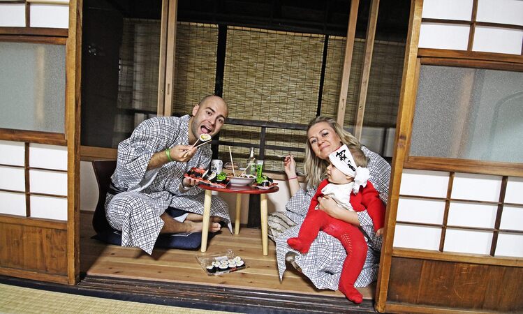 alojados en un hotel de Japón comiendo sushi
