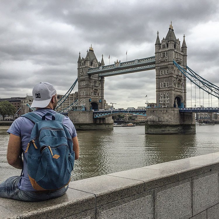 Adri sentado mirando al Tower Bridge 