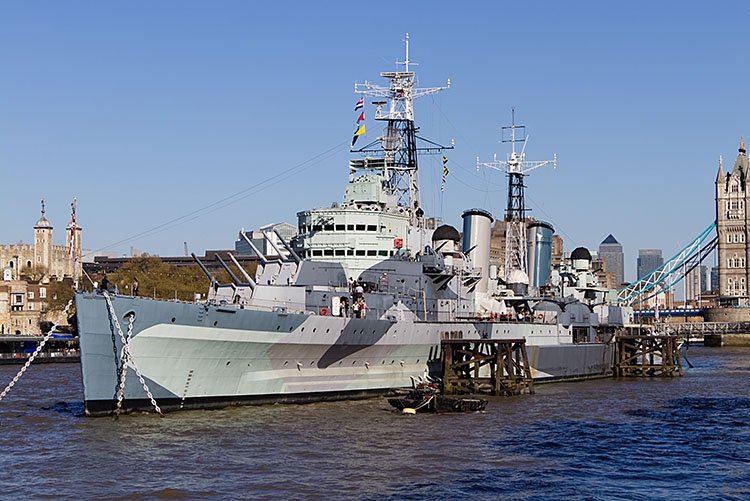 HMS Belfast en las aguas Del Río Támesis