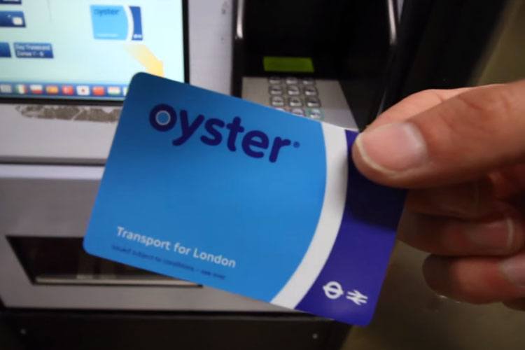 Mano sujetando una Oyster card