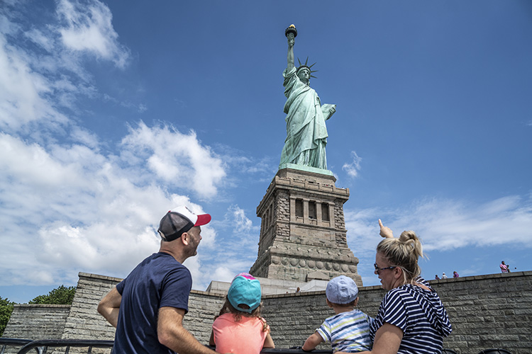 familia molaviajar estatua libertad