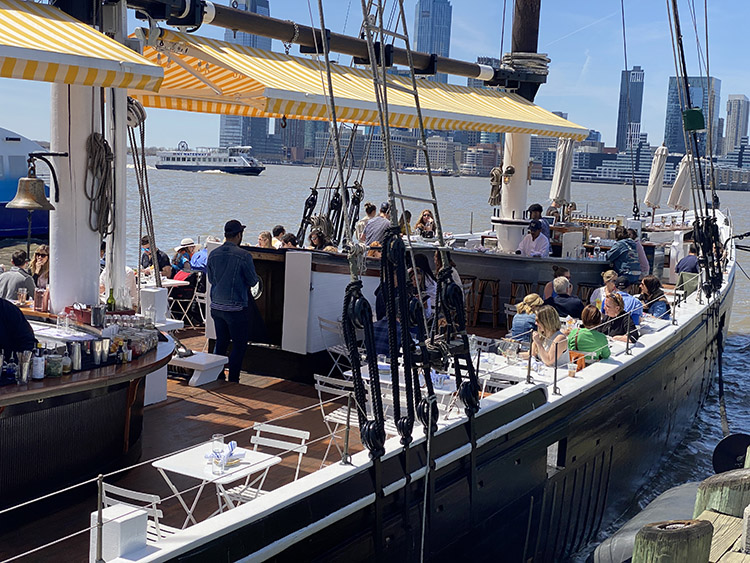 barco Grand Banks para comer con vistas en Nueva York