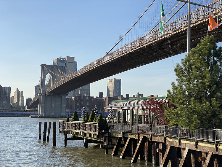 Vistas del puente de Brooklyn desde el River Café