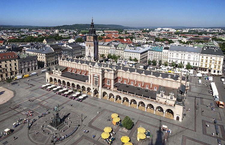 La Plaza del Mercado en el centro de Cracovia con la Lonja de los Paños en su zona central.