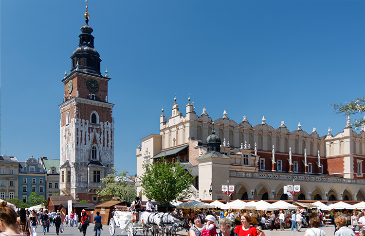 La torre del Ayuntamiento de Cracovia, en pleno centro