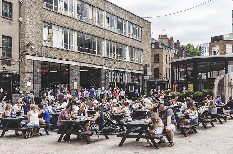 Zona de mesas del Sunday UpMarket, mercadillo gastronómico de Londres