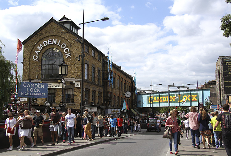 Puente y edificio de mercadillo Camden Lock en Londres