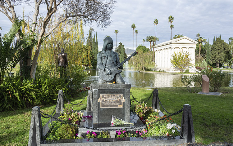 Tumba de Johnny Ramone en el cementerio de Hollywood