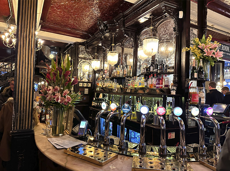 Surtidores de cerveza de un pub de Londres