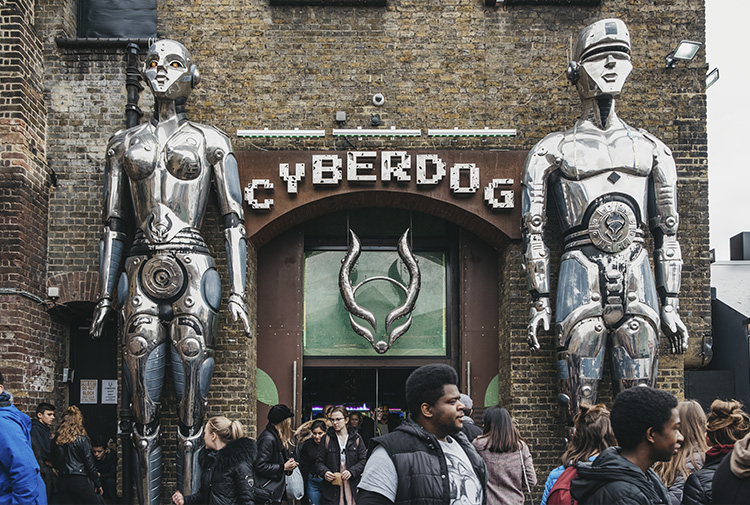 Entrada de la tienda Cyberdog en Camden con sus figuras robÃ³ticas