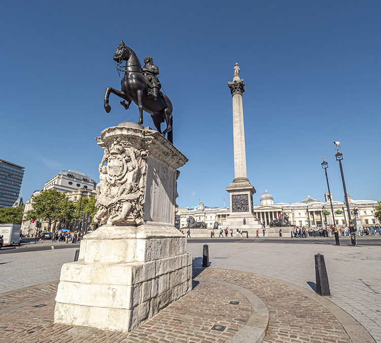 Estatua ecuestre del rey Carlos I con la columna de Trafalgar Square de fondo.