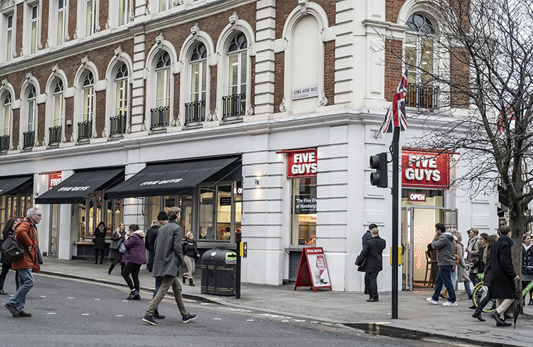 Exterior de un local de la cadena de hamburguesas Five Guys en Londres
