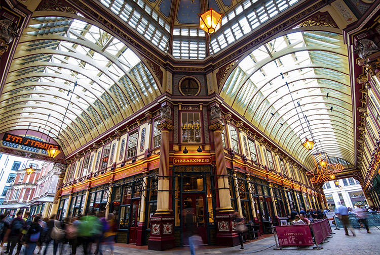 Mercadillo en Londres de arquitectura victoriana con tiendas de alta gama y comida.