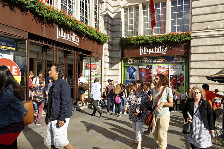 Exterior de la tienda de deportes Lillywhites, en Picadilly Circus