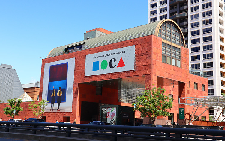Exterior del museo de arte moderno MOCA en Los Angeles