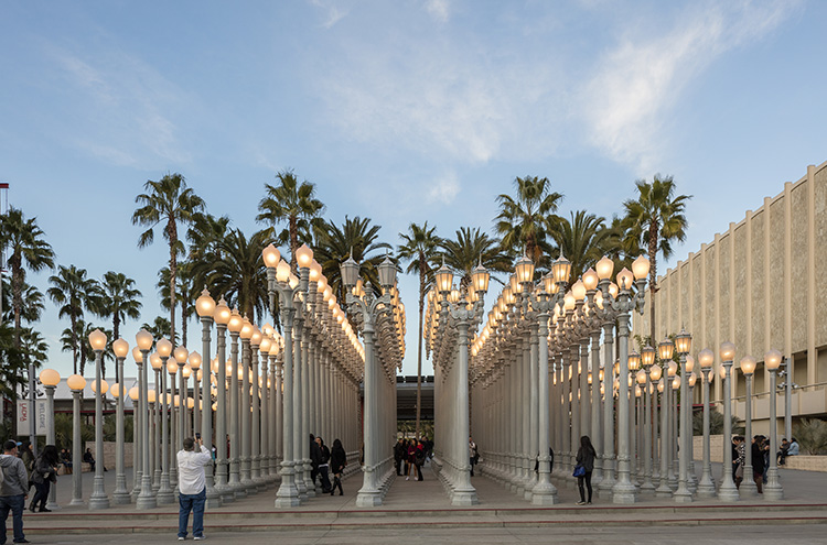 Imagen de un juego de farolas del exterior del Museo de arte del condado de Los Angeles