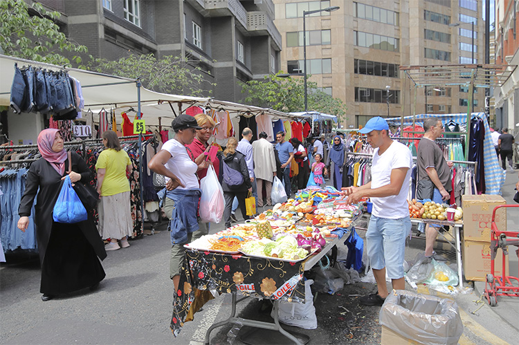 Mercadillo de Londres con ropa y comida callejera estilo rastro