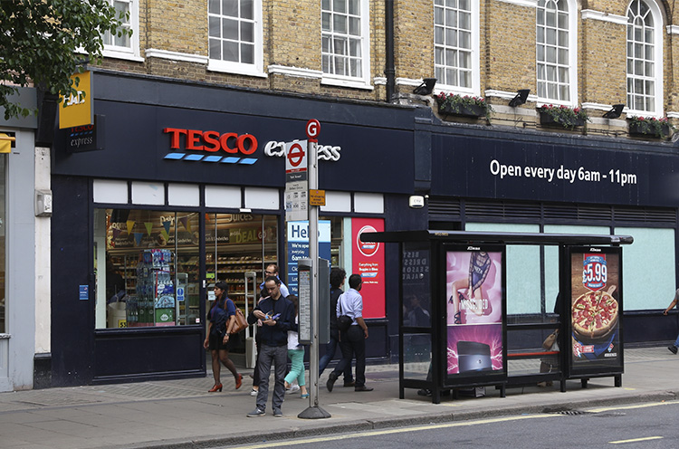 Exterior de un supermercado Tesco, un lugar donde comer en Londres