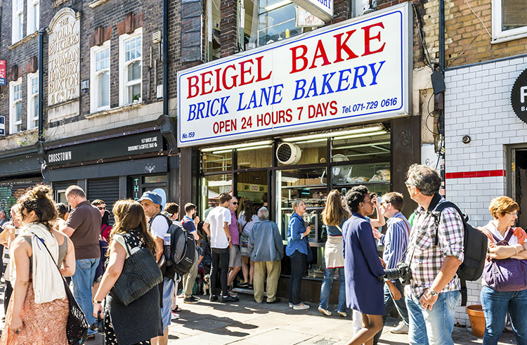 Gente haciendo cola en el exterior de la Beigel Bake Brike Lane Bakery en Spitafields