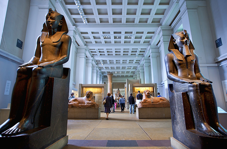 Esculturas egipcias en una sala del Museo Británico