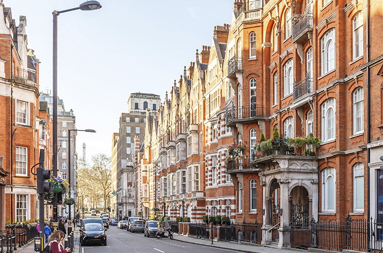Calle lujosa del barrio de Mayfair, en un free tour Londres