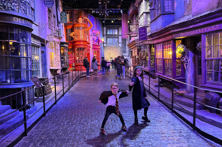 Daniela y Oliver en el Callejón Diagon en los Estudios Harry Potter
