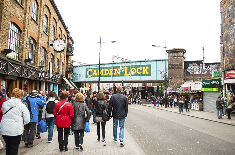 Gente caminando en un free tour de Londres por el barrio de Camden