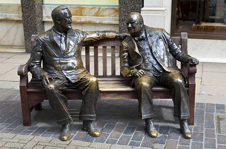 Escultura de Winston Churchill y Franklin D. Roosevelt conversando en un banco en Mayfair, Londres