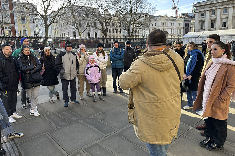 Gente atendiendo al guía de un free tour Londres