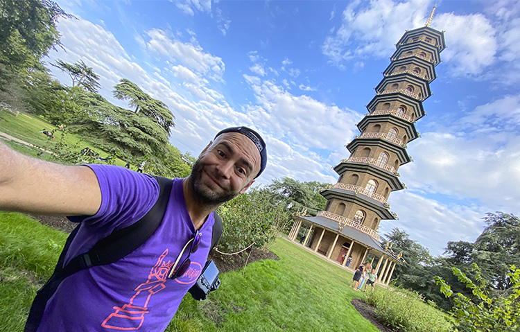 Selfie de Adri con la Gran Pagoda de Kew Gardens al fondo