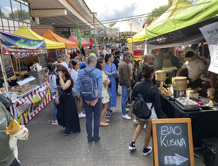 Gente en un mercadillo de Londres