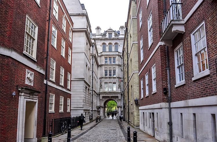 Middle temple lane con un arco al final