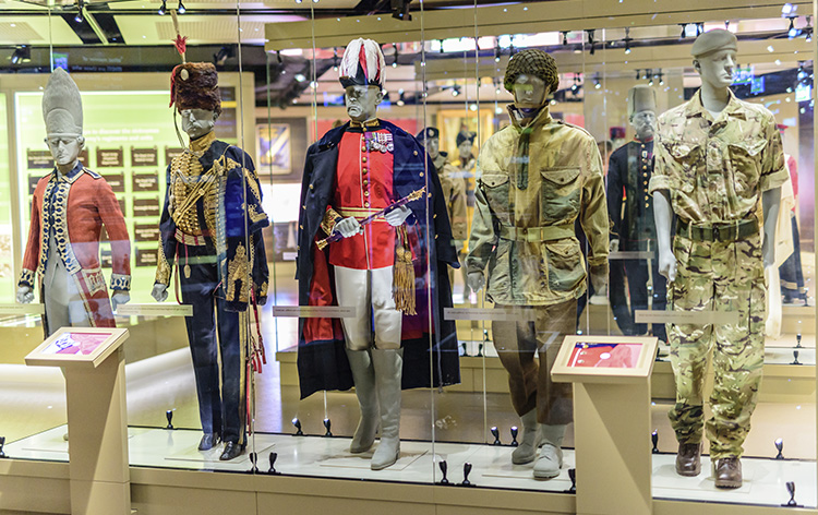 Exhibición para ver uniformes en el interior del Museo del Ejército Nacional en Chelsea