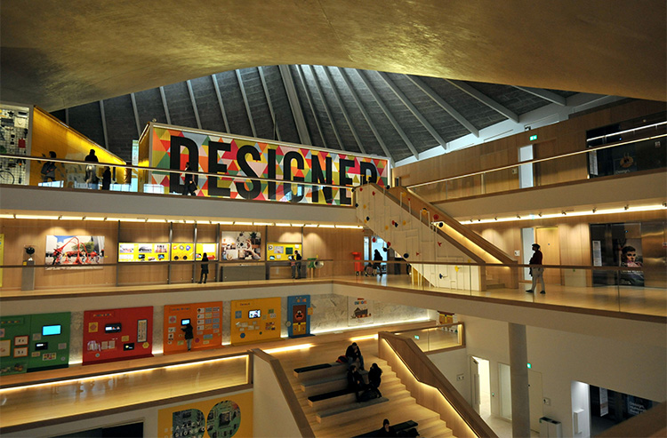 interior del museo del diseño en Holland Park, Londres