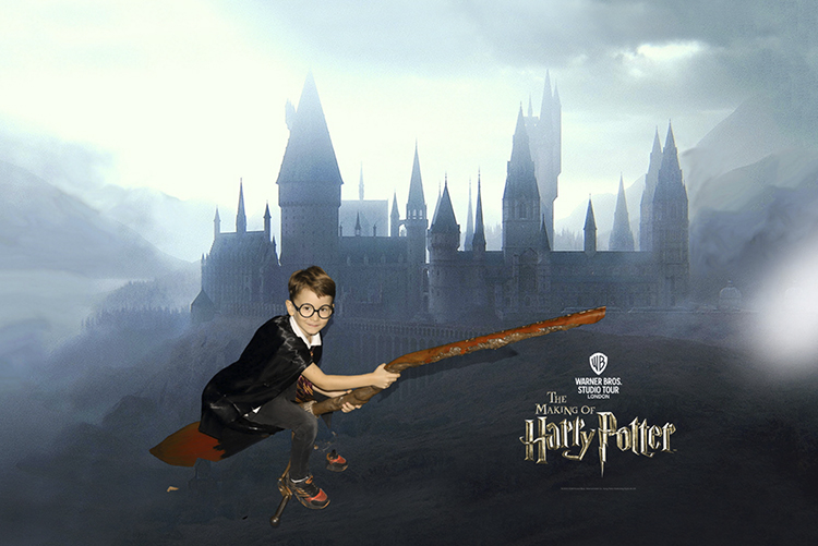 Oli montado en una escoba voladora en los estudios de Harry Potter Londres