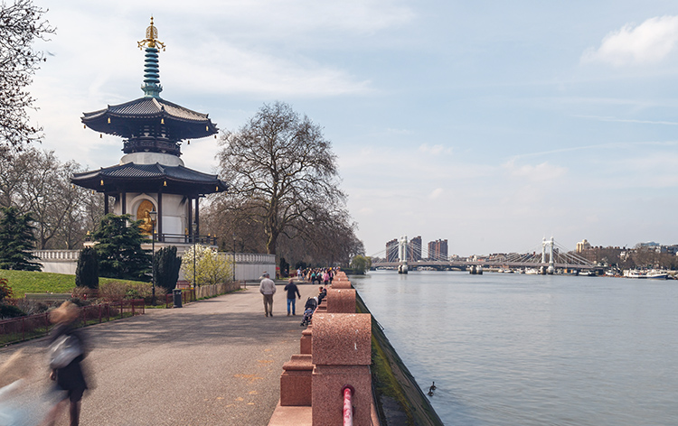 Orilla del Támesis en Chelsea con la Pagoda de la Paz, bonito paseo para ver Chelsea