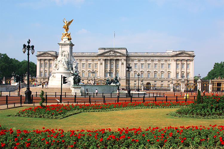 Palacio de Buckingham con el Victoria Memorial y los jardines 