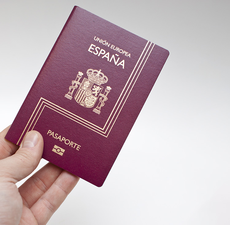 Imagen de una mano sosteniendo un pasaporte español para ir a Londres