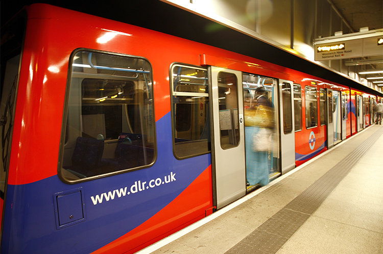 Tren del servicio DLR en Londres