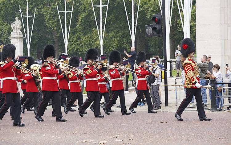 Músicos del cambio de guardia tocando por The Mall