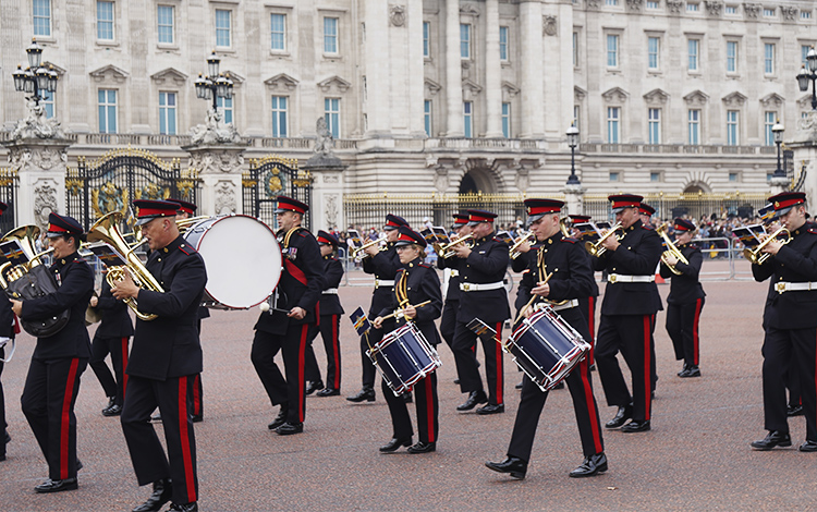 Banda tocando frente al Palacio de Buckingham