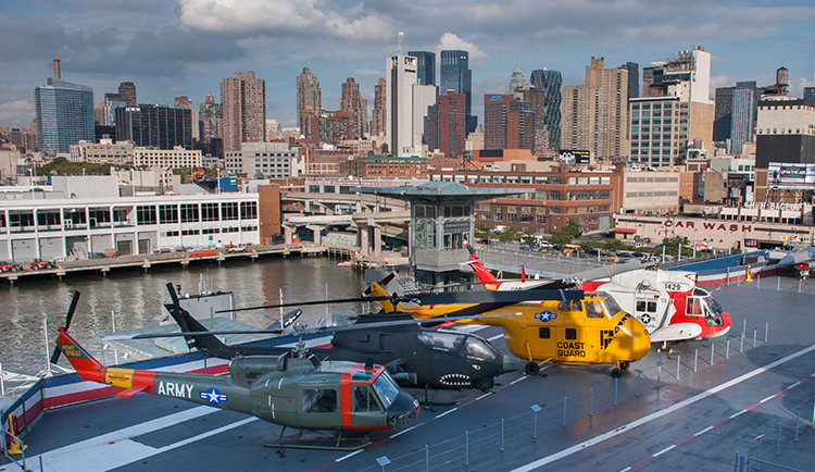 Helicópteros en el portaaviones Intrepid en Hell's Kitchen