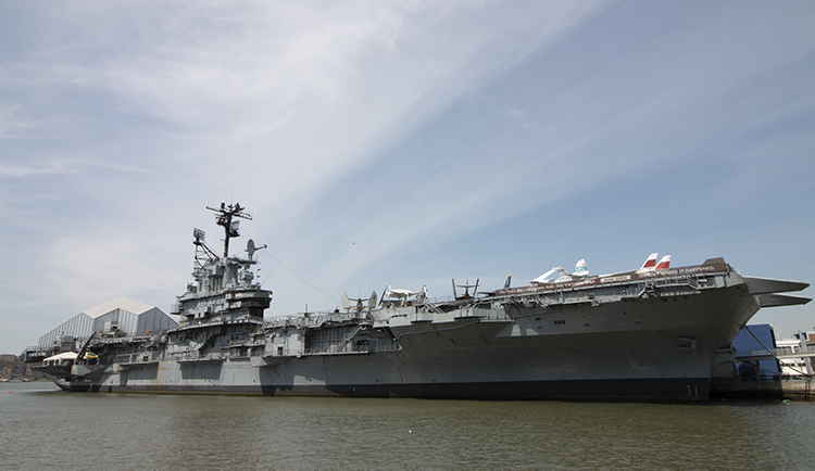Museo Intrepid por fuera