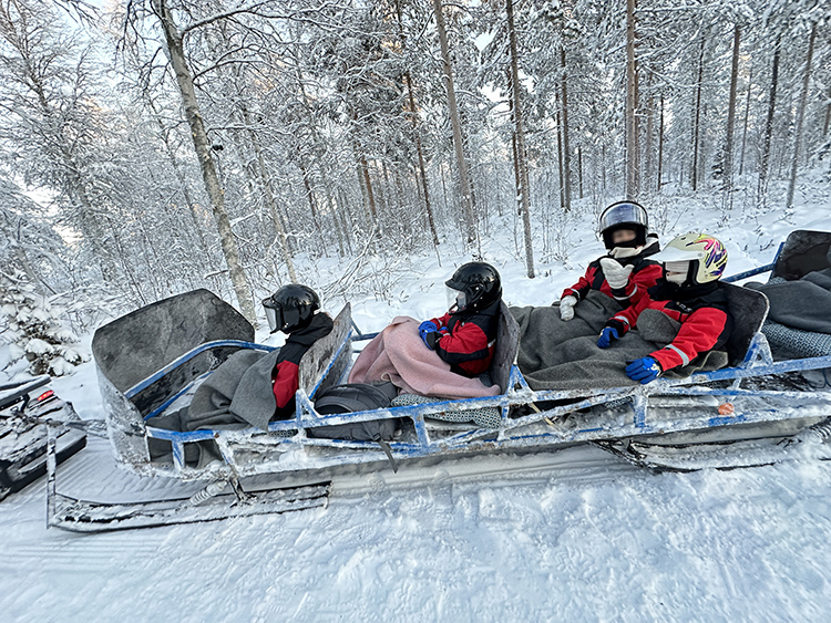 trineo en laponia moto de nieve