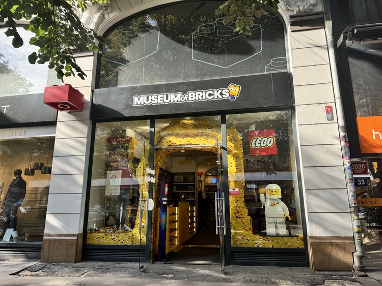 Puerta del Museo Lego en Praga