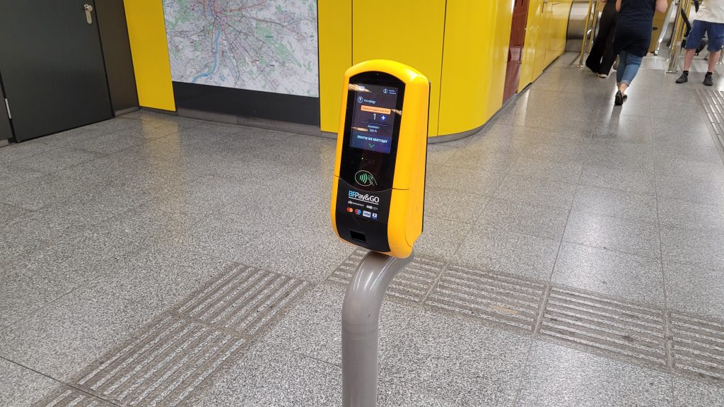 como ir al centro de budapest desde el aeropuerto: máquinas Pay & Go