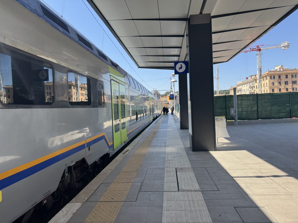 Cómo ir del aeropuerto de Fiumicino al centro de Roma con un tren de línea