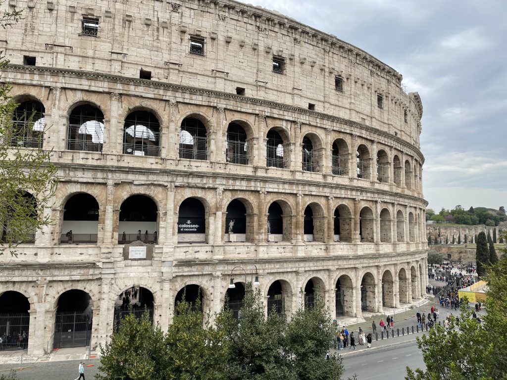 Vista del Coliseo romano al atardecer