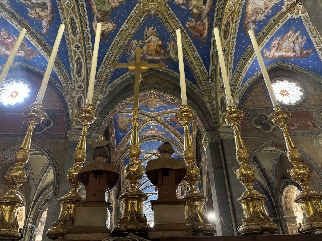La basílica de Santa Maria Sopra Minerva: uno de los lugares principales que ver cerca del Panteón